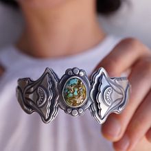 Six Layers Deep Floral Cuff. Design de joias projeto de Erika Mark - 06.01.2024
