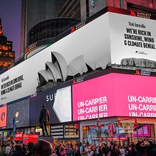 Visit Australia, a climate action billboard in Times Square, NY.. Un progetto di Design, Tipografia, Cop, writing, Street Art, Signage design e Design di poster  di Seán Marsh - 15.09.2021