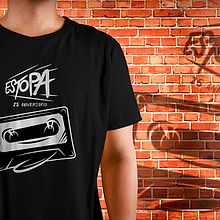 ESTOPA Camisetas: "La Maqueta" GIRA 25 ANIVERSARIO ESTOPÍA. Un proyecto de Diseño de vestuario, Diseño gráfico, Diseño textil y Estampación textil de David Zurita Gómez - 05.01.2024