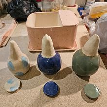 Mein Abschlussprojekt für den Kurs: Keramik: Designe und töpfere Stücke zur Pflanzenbewässerung. Accessor, Design, Arts, Crafts, Fine Arts, Ceramics, and DIY project by cornelia_egger1 - 01.07.2024