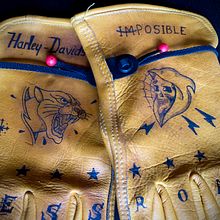 Gloves Tattoo  . % Oscar De LLano tarafından hazırlanan Dövme Tasarımı projesi - 01.04.2024