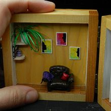 Microespacio "Sala de lectura" hecho a mano dentro de caja de madera.. Een project van  Ontwerp, Craft, Meubelontwerp en -bouw, Beeldhouwwerk,  Interieurdecoratie,  Acr, lschilderij, Decoratief schilderen y Fotografische compositie van Nereida Pérez Prieto - 09.01.2024