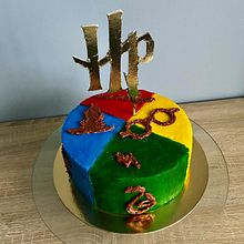 Harry Potter House's Cake. Un projet de Artisanat, Photographie smartphone, Photographie de produits , et Sculpture de zuzanna_tredewicz - 11.01.2024