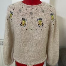 Mi proyecto del curso: Diseño y tejido de punto con mostacillas de colores. Accessor, Design, Fiber Arts, Knitting, and Textile Design project by Marta Sánchez - 01.13.2024