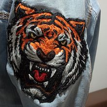 Tigre Feroz / Mi proyecto del curso: Diseño de moda: pintura y bordado sobre prendas. Painting, Fashion Design, Embroider, DIY, Upc, cling, and Textile Design project by asandovals - 01.14.2024