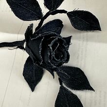 Mi proyecto del curso: Flores textiles: crea accesorios 3D con denim. Floral, Plant Design, and Textile Design project by Diana Rodriguez - 01.16.2024