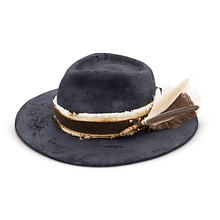 My project for course: Modern Hatmaking. Un proyecto de Diseño de complementos, Diseño de moda, Tejido y Needle felting de Amirsina Gol - 20.01.2024