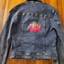 Mein Abschlussprojekt für den Kurs: Kleidungsstücke von Hand besticken: Entwirf eine Collage. Een project van Borduurwerk, Upc, cling y Textielontwerp van Ana Vogt - 21.01.2024