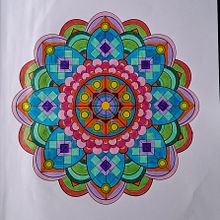 Pintura de Mandala com lápis de cor Ein Projekt aus dem Bereich Kreativität, Zeichnung, Zeichnen mit Buntstiften, Malerei, H, werk, Urban Art und Traditionelle Illustration von Ingrid Rozalem Vargas - 24.01.2024