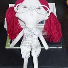 Mi proyecto del curso: Muñecos de tela: diseño, costura y creación de contenido. Un proyecto de Artesanía, Diseño de juguetes, Redes Sociales, Fotografía con móviles, Fotografía de producto, Costura, Fotografía para Instagram, Patronaje y confección			 de Ana Meza - 24.01.2024