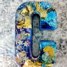 explosions of color: Resin letters. Artesanato projeto de Chiara Delli Zotti - 25.01.2024