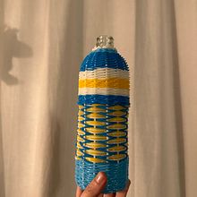 Mi proyecto del curso: Cestería: botellas forradas con cables de colores. Accessor, Design, Arts, Crafts, Decoration, Fiber Arts, Upc, cling, and Weaving project by Carolina Viacava - 01.25.2024