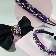 Bordando con pedrería accesorios para el cabello 😍💅🏻. Accessor, Design, Arts, Crafts, Jewelr, Design, Fashion Design, Embroider, DIY, Textile Design, and Sewing project by Valeria Di Nardo - 01.27.2024
