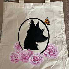 Hand painted Canvas tote bags. Een project van Ontwerp van accessoires, Schilderij,  Creativiteit,  Acr, lschilderij, Decoratief schilderen,  Ontwerp y Craft van olivia_michele - 27.01.2024