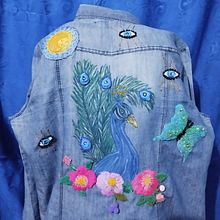 Mi proyecto del curso: Diseño de moda: pintura y bordado sobre prendas. Un progetto di Pittura, Fashion design, Ricamo, DIY, Upc, cling e Textile Design di Ana Liz Acuña - 01.02.2024