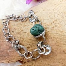 Raw bracelet with natural malachite,tin-plated copper,secured,made using the Tiffany method.Chain bracelet,bracelet with natural stone. Jewelr, Design, Arts, Crafts, Accessor, Design, and Design project by Hanna Dehnhard - 02.04.2024