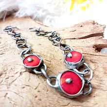 Raw bracelet made of natural coral, tin-plated copper, blackened, made using the Tiffany method. Chain bracelet, bracelet with natural stone. Design, Accessor, Design, Jewelr, and Design project by Hanna Dehnhard - 02.04.2024