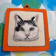 Meu projeto do curso: Minibordado realista de pet. Jewelr, Design, Embroider, and Textile Design project by Alice Terçariol Correia - 02.04.2024