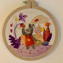 Mi proyecto del curso: Ilustración textil con acrílico, fieltro y bordado. Un progetto di Artigianato, Ricamo, Pittura acrilica, Needle felting e Textile Design di Paula M. Lira Eyzaguirre - 04.02.2024