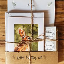 My project for course: Illustrated Stationery: A Guide to Sell and Market Your Art. Un progetto di Illustrazione tradizionale, Branding, Brand identity, Consulenza creativa, Gestione progetti di design, Marketing, Disegno, Illustrazione digitale, Gestione di un portfolio, Disegno realistico, Pittura digitale, Illustrazione naturalistica, Brand Strategy, Management e produttività di Hannah Priest - 07.02.2024