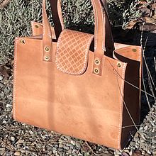 My project for course: Create Custom Hand-Sewn Leather Bags. Accessor, Design, Arts, Crafts, Fashion Design, and Sewing project by Claudia Lawrance - 02.08.2024