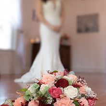 Weddings I've Created with Wooden Flowers. Un projet de Art floral et végétal de Allison Cretaro - 10.02.2024
