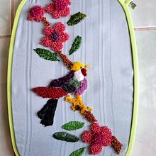  Colorful bird for: Introduction to Punch Needle Embroidery. Un progetto di Ricamo, Punch needle e Textile Design di Valerie Suwanseree - 12.02.2024