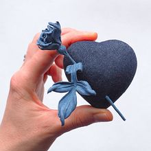 HEART SHAPED BROOCH WITH A MINIATURE ROSE. Un projet de Design textile, St, lisme , et Design de bijoux de Svetlana Faulkner - 14.02.2024