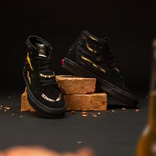 Miller Beer Sneakers. Design de vestuário, Direção de arte, Design, Design de calçados, e Fotografia projeto de Juan Pablo Bello (MYSNKRS Customs) - 18.02.2024