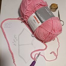 Meu projeto do curso: Top-down: roupas de crochê sem costura. Fashion Design, Fiber Arts, DIY, Crochet, and Textile Design project by Verônica Bastos - 02.19.2024