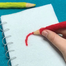 Lively Ladybug.. Un proyecto de Fotografía, Animación, Artesanía, Vídeo, Stop Motion, Tejido y Needle felting de Daisy Hind - 04.01.2024