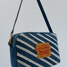 Upcycled Levis Jeans Shoulder Bag. Fashion Design, Sewing, Upc, and cling project by Luisa Hurtado - 02.22.2024
