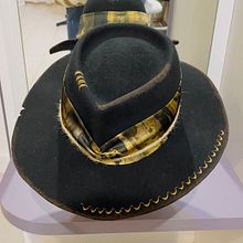Il mio progetto del corso: Confezione di cappelli moderni. Un proyecto de Diseño de complementos, Diseño de moda, Tejido y Needle felting de Letizia Costantino - 23.02.2024