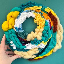 My project for course: Circular Weaving for Colorful Wall Decor . Seni, Kerajinan, Desain Interior, Desain Pola, Seni Serat, Menenun, Dan Desain Tekstil proyek oleh thedeightons - 02.24.2024