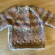 Mon projet du cours : Tricot de vêtements enfants : le raglan top-down. Un proyecto de Diseño de moda, Tejido, Tejido de punto y Diseño textil de July CB - 26.02.2024