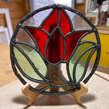 Il mio progetto del corso: L'arte del vetro colorato: esplora la tecnica a piombo . % Stefania Fanfoni tarafından hazırlanan Aksesuar Tasarımı, Sanat ve El Sanatları, Dekoras, on, Ve Kendin Yap projesi - 02.28.2024