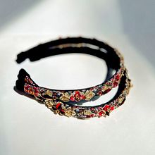 My project for course: Beaded Embroidery: Create Hair Accessories. Un progetto di Design di accessori, Artigianato, Design di gioielli, Fashion design, Ricamo, DIY e Textile Design di Aleksandra Schmidt - 02.03.2024