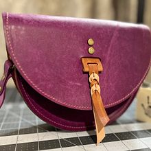 My project for course: Leatherwork: Designing and making a crossbody bag. Projekt z dziedziny Design, Projektowanie dodatków, Craft, Projektowanie mod,  Sz i cie użytkownika Ali Collins - 03.03.2024