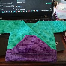 Mi proyecto del curso: Tejido de punto para prendas infantiles. Un proyecto de Diseño de moda, Tejido, DIY y Tejido de punto de Adriana Frutos - 05.03.2024