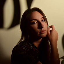 Il mio progetto del corso: Autoritratto fotografico concettuale. Photograph, Post-production, Photo Retouching, Portrait Photograph, Studio Photograph, Fine-Art Photograph, Photomontage, and Self-Portrait Photograph project by Cami Ormaechea - 03.07.2024