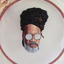 Meu projeto do curso Retratos bordados em tule: "Carlinhos Brown" Ein Projekt aus dem Bereich Stickerei, Porträtzeichnung, DIY und Realistische Zeichnung von Julia Comarella - 09.03.2024