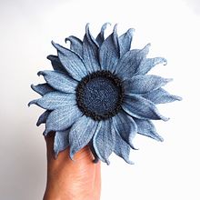 Upcycled Denim Sunflower Brooch. Projekt z dziedziny Projektowanie mod, Wzornictwo tekst, liów, Farbowanie tkanin, Upc i cling użytkownika Svetlana Faulkner - 11.03.2024