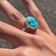Sterling Silver Turquoise Ring. Een project van Sieradenontwerp, Ontwerp van accessoires,  Ontwerp y Fotografie voor Instagram van empowerbyo - 18.05.2023