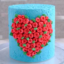 Buttercream Flower Cake & Cupcakes. Un progetto di Artigianato, Fotografia gastronomica, Food St e ling di Sweet Josie - 12.03.2024