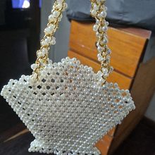 Mi proyecto del curso: Diseño y elaboración de bolsos con cuentas. Un proyecto de Diseño, Diseño de complementos, Artesanía, Diseño de moda y Tejido de Alba Carrillo - 13.03.2024