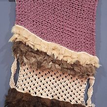 Mi proyecto del curso: Introducción al macramé: creación de un tapiz decorativo. Een project van Ontwerp van accessoires, Craft, Interieurontwerp,  Interieurdecoratie, Textiel, Macramé y Textielontwerp van Luz Angela Orjuela Z - 17.03.2024