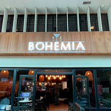 Bohemia Bar-Restaurant. Un proyecto de Diseño, Publicidad y Fotografía de Constanza Camila Constanzo Vásquez - 19.03.2024