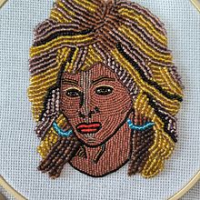 Mi proyecto del curso: Retratos bordados en pedrería. Een project van Ontwerp van accessoires, Borduurwerk,  Interieurdecoratie y Textielontwerp van kcisternaventurelli - 16.03.2024