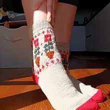 My project for course: Introduction to Colorwork Sock Knitting. Accessor, Design, Fashion Design, Fiber Arts, Knitting, and Textile Design project by Francesca - 03.23.2024