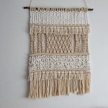 Mi proyecto del curso: Introducción al macramé: creación de un tapiz decorativo. Een project van Ontwerp van accessoires, Craft, Interieurontwerp,  Interieurdecoratie, Textiel, Macramé y Textielontwerp van Sandra Armendáriz - 24.03.2024